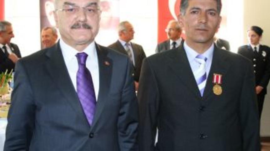Polis Memuru Yazıcı&rsquo;ya Devlet &Ouml;v&uuml;n&ccedil; Madalyası Verildi