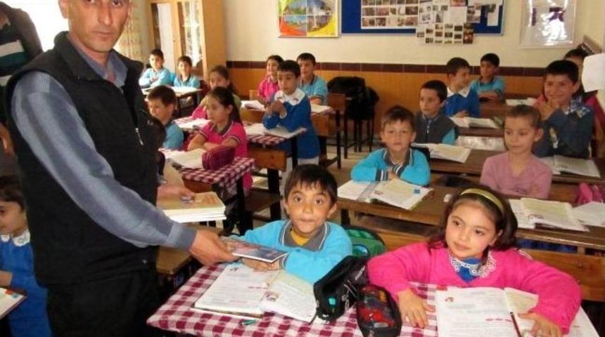 Dolmuş Şof&ouml;rlerinden &Ouml;ğrencilere Kitap Jesti