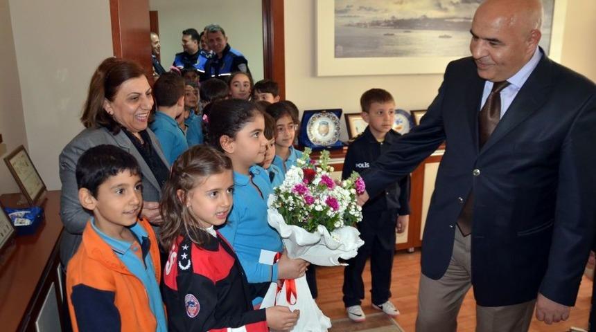 Polisler Ve &Ouml;ğrenciler Fidan Dikimi Etkinliğinde Buluştu