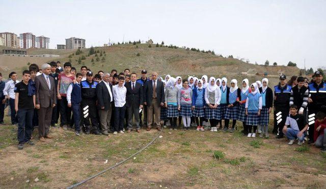 Polisler Ve Öğrenciler Fidan Dikimi Etkinliğinde Buluştu