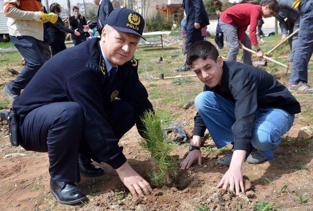 Polisler Ve Öğrenciler Fidan Dikimi Etkinliğinde Buluştu