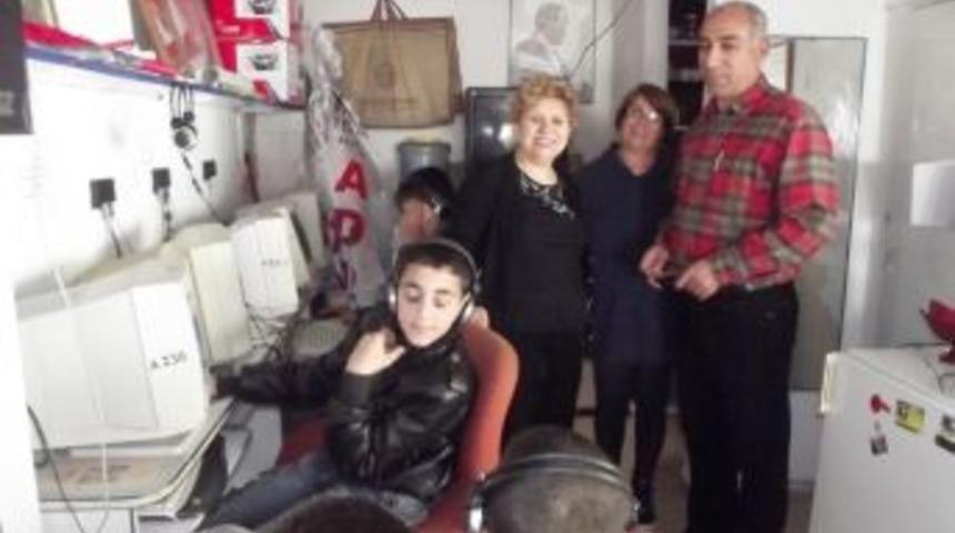 Ayvalık Add&rsquo;den &Ouml;ğrencilere Bilgisayar Desteği