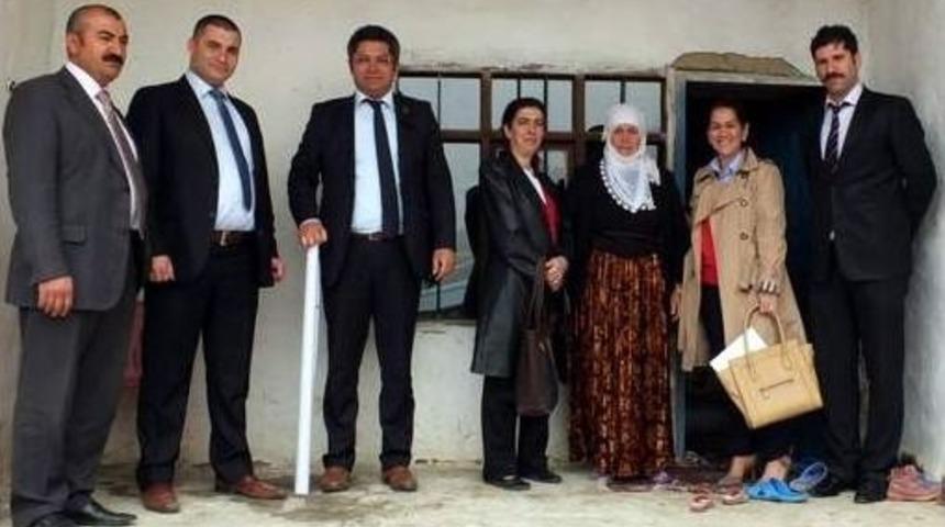 G&ouml;n&uuml;l El&ccedil;isi &Ouml;ğretmenden Engelli &Ouml;ğrencisine Tekerlekli Sandalye