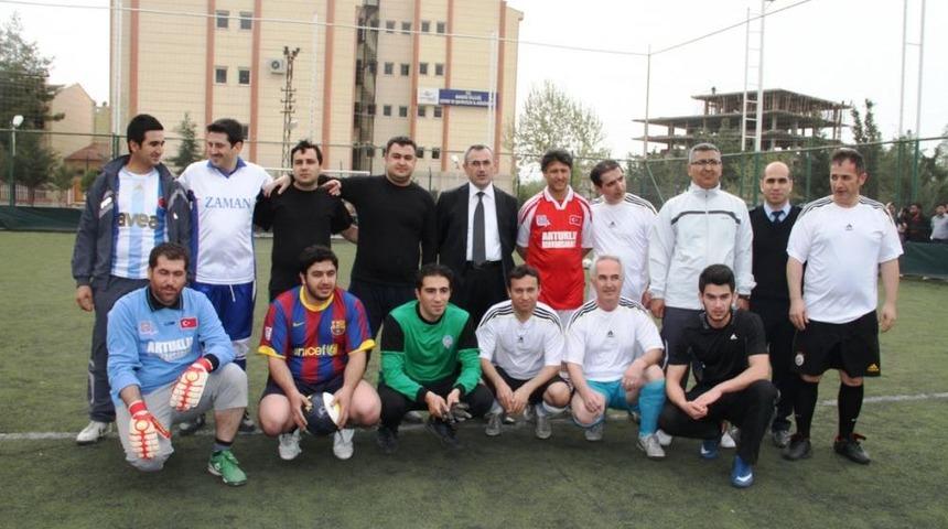 Emniyet Ile Gazeteciler Arasında Oyanan Halı Saha Futbol Maçında Dostluk Kazandı