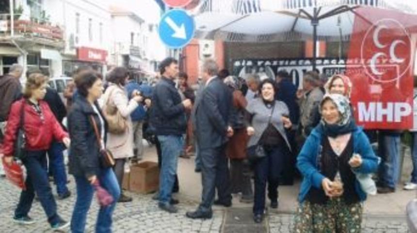 Ayvalık Mhp Alparslan Türkeş İçin Lokma Dağıttı