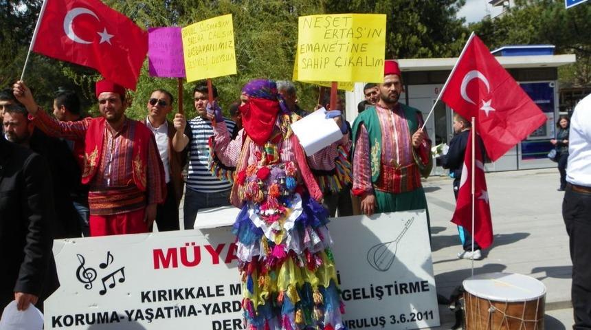 M&uuml;zisyenler, Sokakta D&uuml;ğ&uuml;nlere Yasa Gelmesine Tepki G&ouml;sterdi