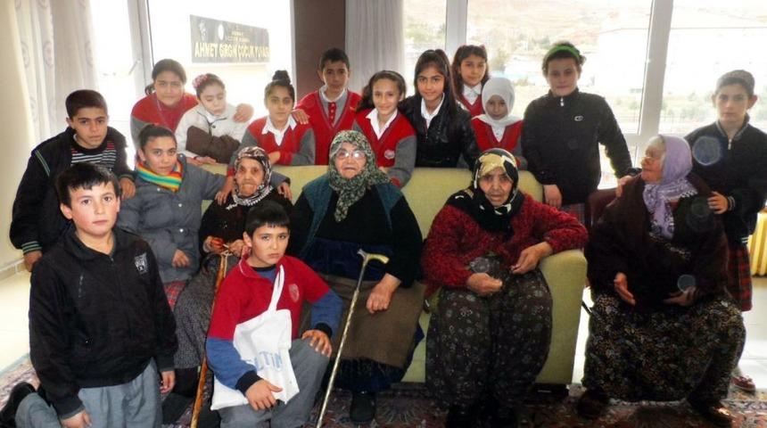 Hamit Acar Ortaokulu'nun &Ouml;ğrencilerinin Tamamı Huzurevini Ziyaret Etti
