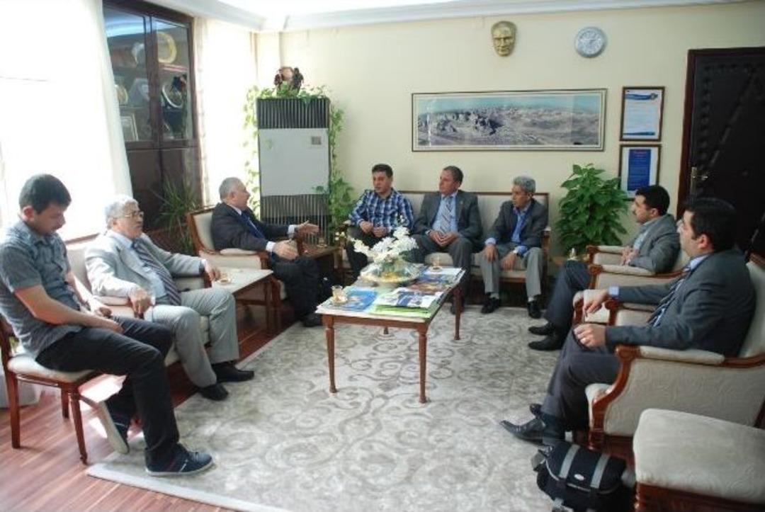 Sivil İnisiyatifi Harran &Uuml;niversitesi Rekt&ouml;r&uuml; Mutlu'yu Ziyaret Etti