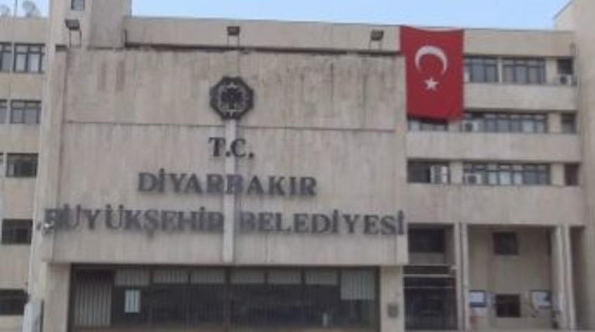 Diyarbakır B&uuml;y&uuml;kşehir Belediyesi&rsquo;ne Dev T&uuml;rk Bayrağı