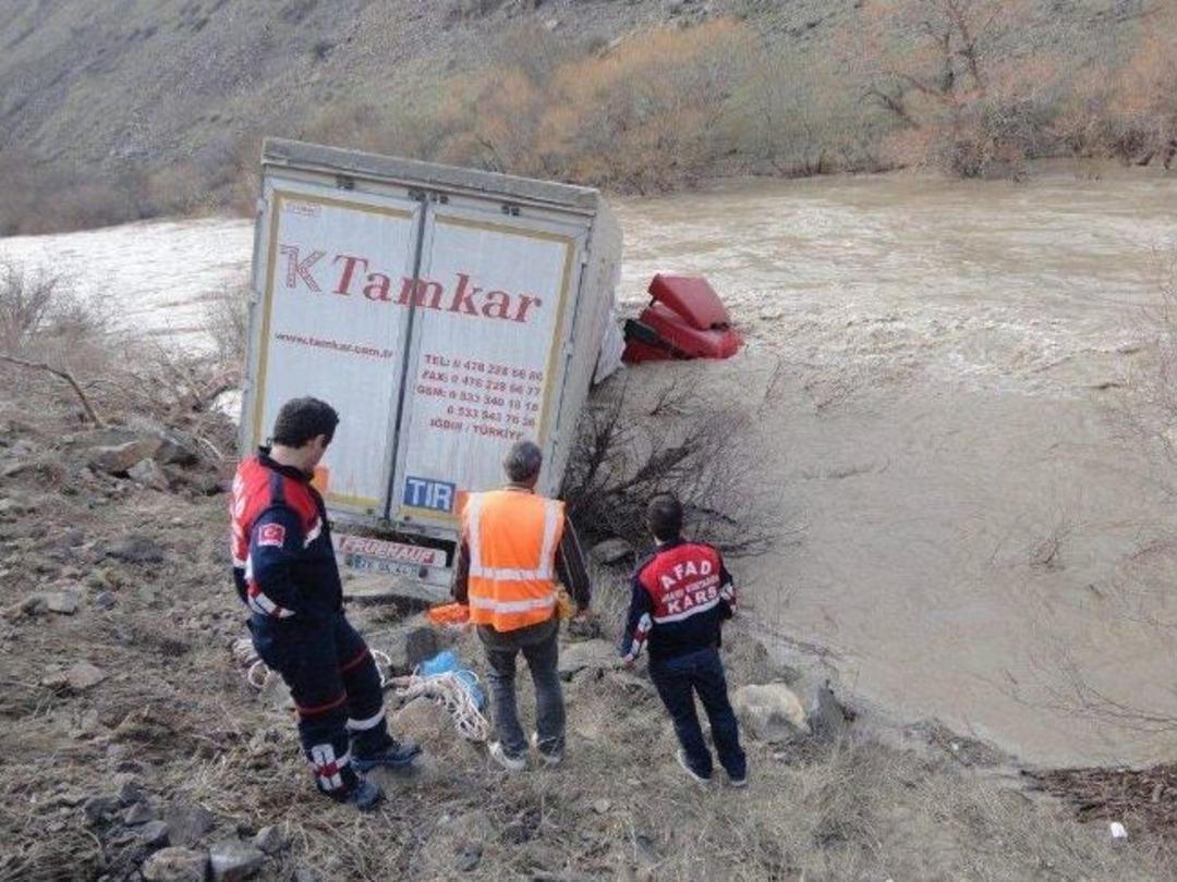 Tır S&uuml;r&uuml;c&uuml;s&uuml;n&uuml;n Cesedi Bulundu