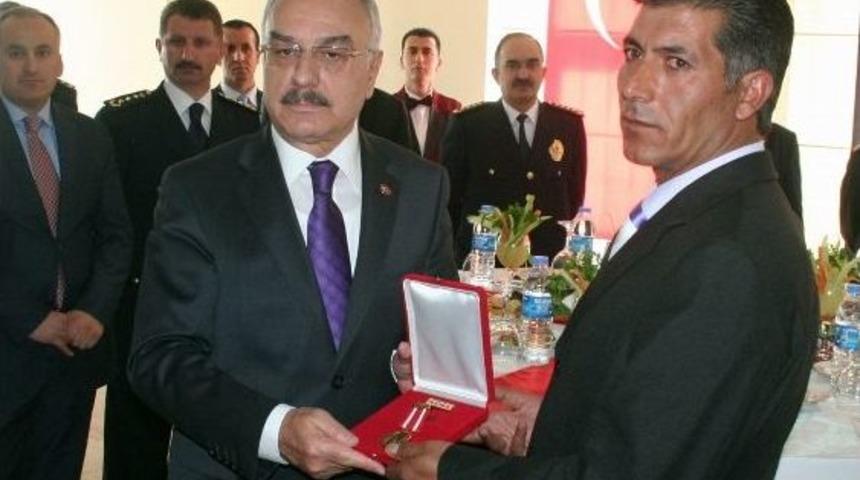 Kahraman Polise Devlet &Ouml;v&uuml;n&ccedil; Madalyası