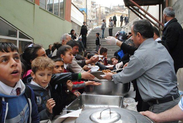 Hakkari Emniyeti Bin Kişiye Yemek Dağıttı