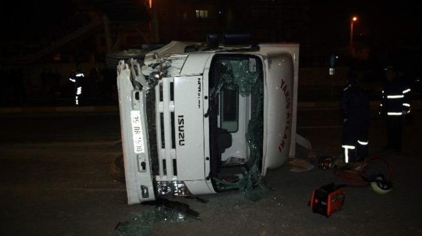 Uşak&rsquo;ta Kasasında Yarış Atı Taşıyan Kamyan Devrildi