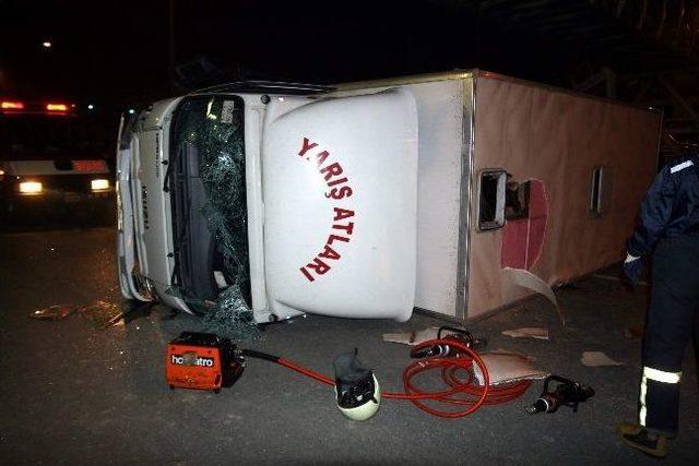 Uşak’ta Kasasında Yarış Atı Taşıyan Kamyan Devrildi