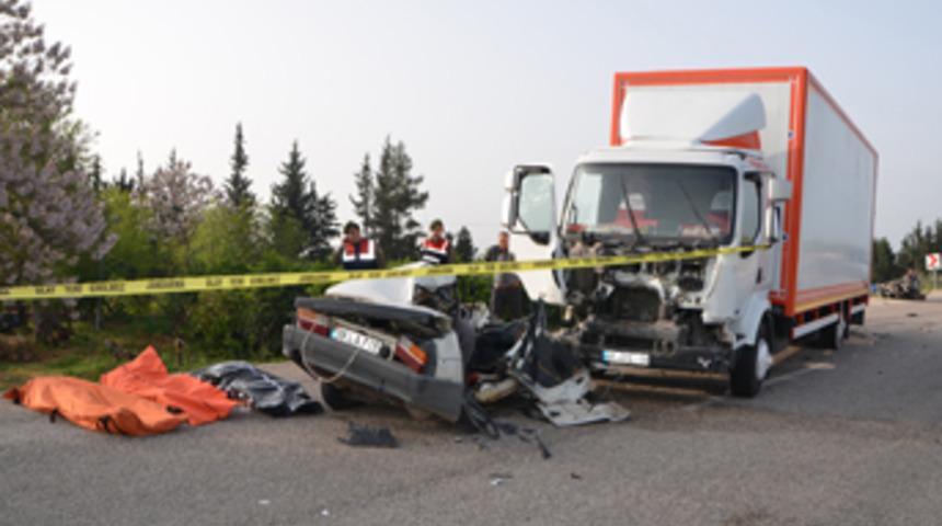 Adana'da otomobil ile kamyon &ccedil;arpıştı: 3 &ouml;l&uuml;