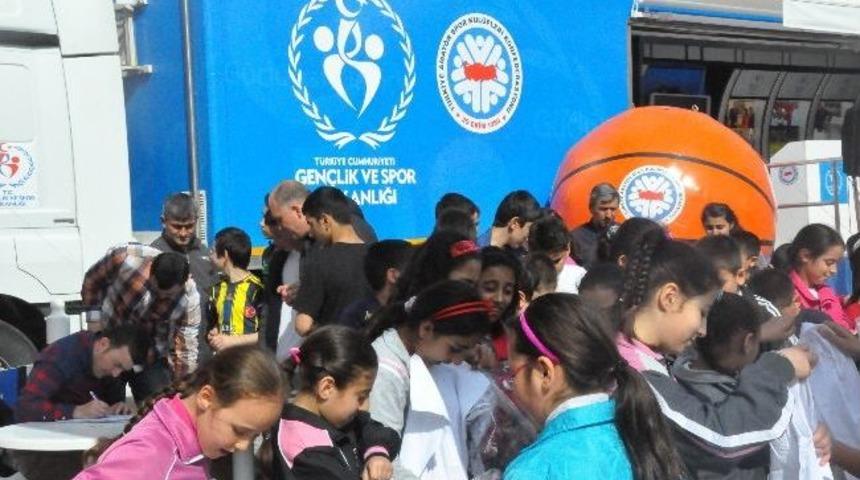 Spor Tırı İle Manisa'da Sporda Dostluk Kazandı