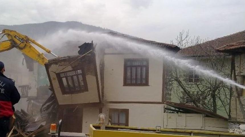 Orta Hasarlı Binalar Yıkılıyor