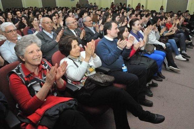 Ankara Sanat Tiyatrosu’nun Sergilediği Oyuna Bucalılar Yoğun İlgi Gösterdi