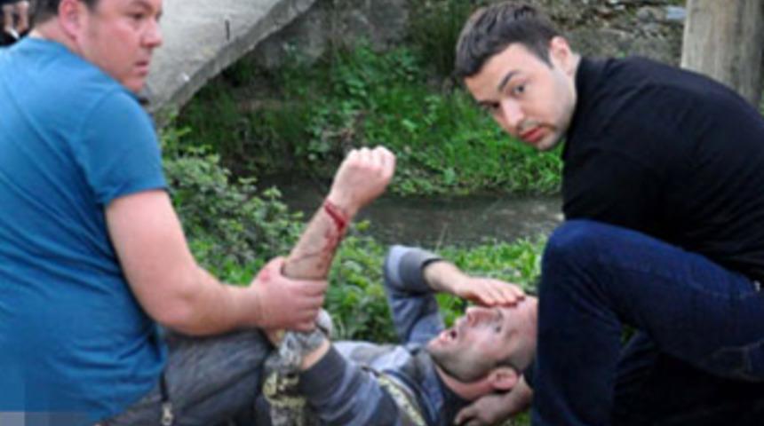 Genç kız kendini rahatsız eden kişiyi köy meydanında vurdu