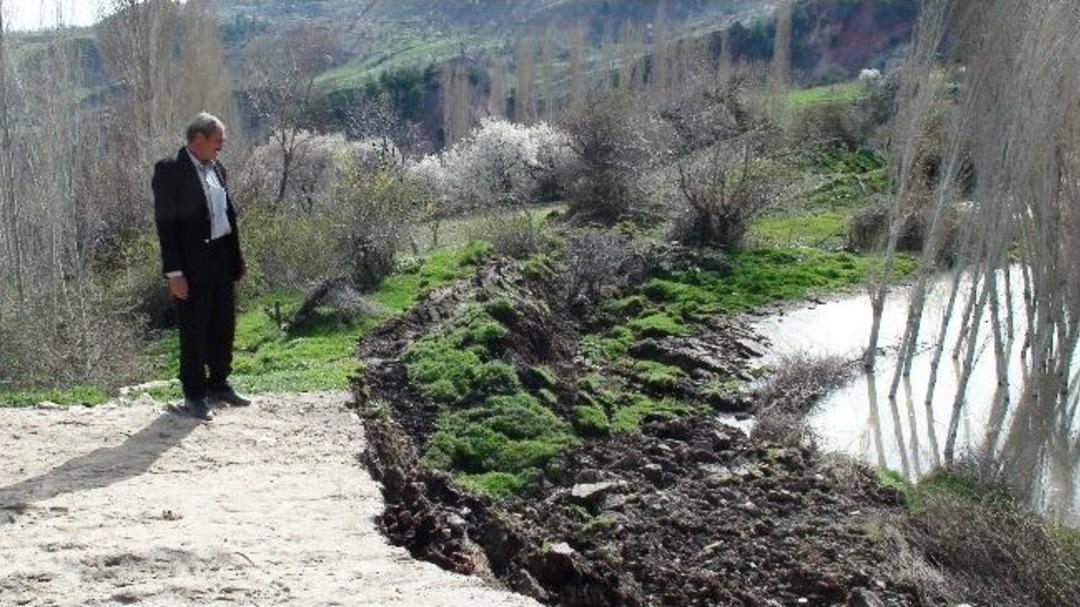 Gediz'de Toprak Kayması Paniği