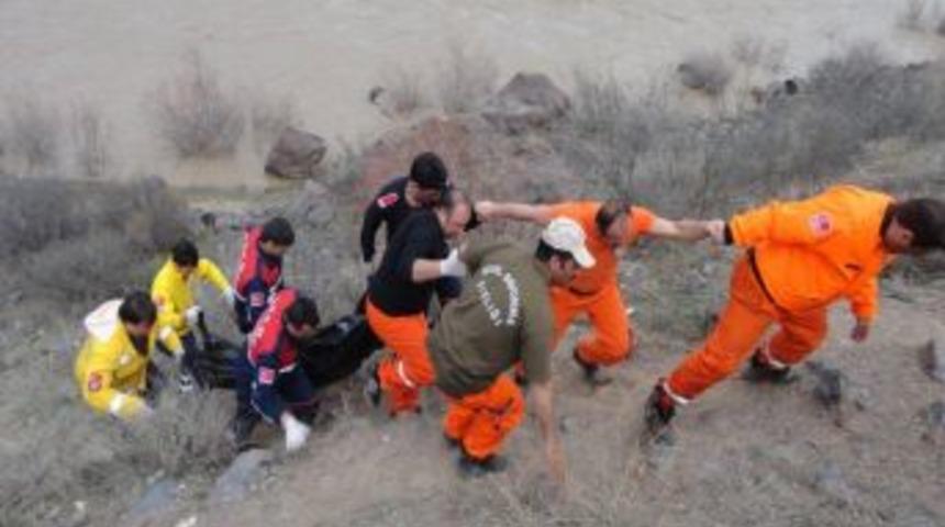 Aras Nehri'ne U&ccedil;an TIR&rsquo;ın S&uuml;r&uuml;c&uuml;s&uuml; Bulundu