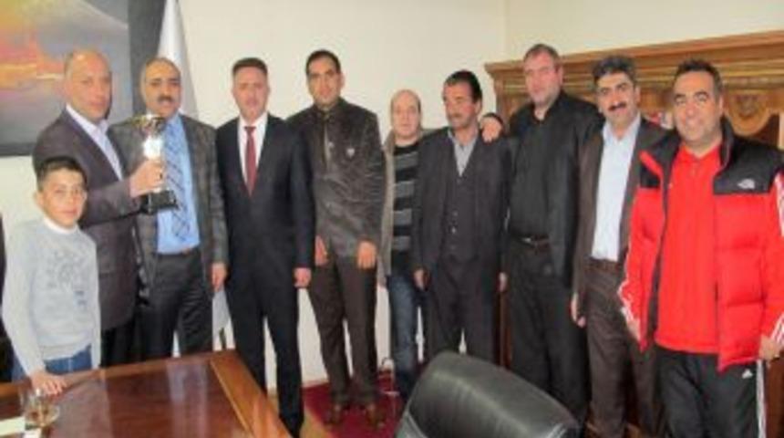 Ağrı Belediyesi Il Satran&ccedil; Birincisini Altınla &Ouml;d&uuml;llendirdi