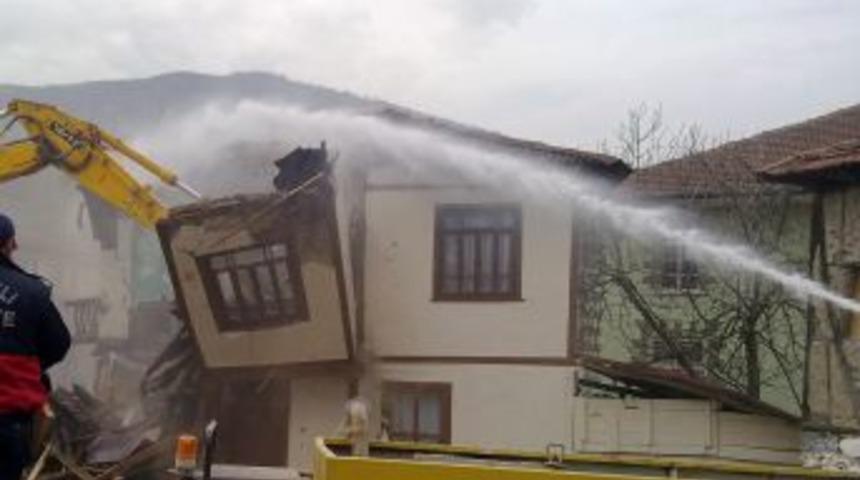 Sapanca&rsquo;da Orta Hasarlı Binalar Yıkılıyor