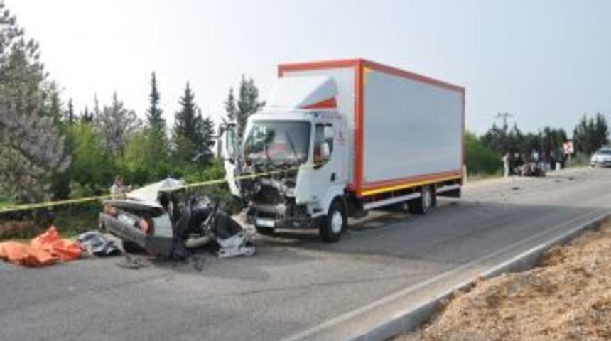 Kozan'da Kamyonla Otomobil &Ccedil;arpıştı 3 Kişi &Ouml;ld&uuml;