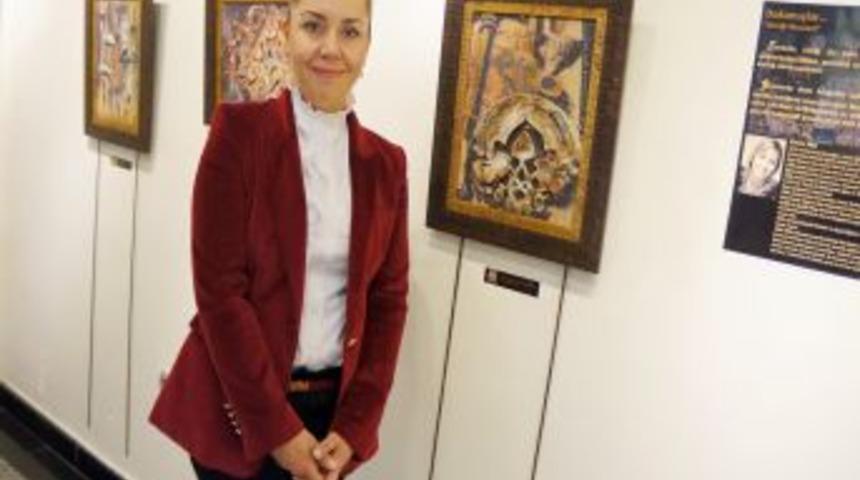 Divriği Ulu Cami&rsquo;nin Taş Bezeme Motiflerini Seramik Ve Nakışla Tablolaştırdı