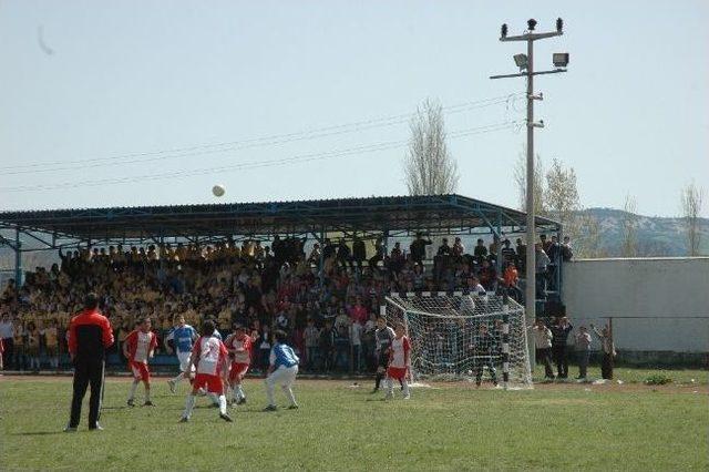 Selendi'de Yıldız Erkekler Futbol Turnuvası'nda Şampiyonu Ybo Oldu