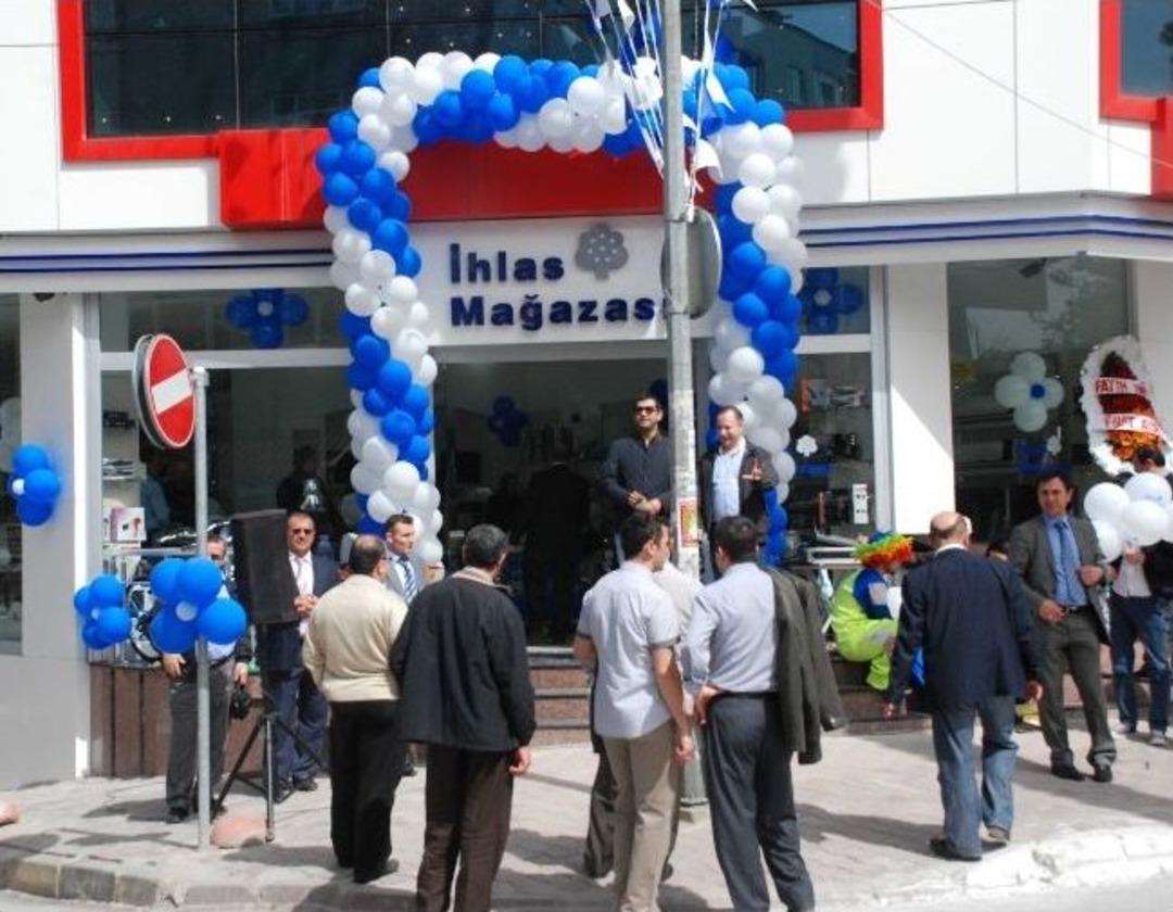 &Uuml;mraniye'de İhlas Mağazası A&ccedil;ılışına Vatandaşlardan Yoğun İlgi