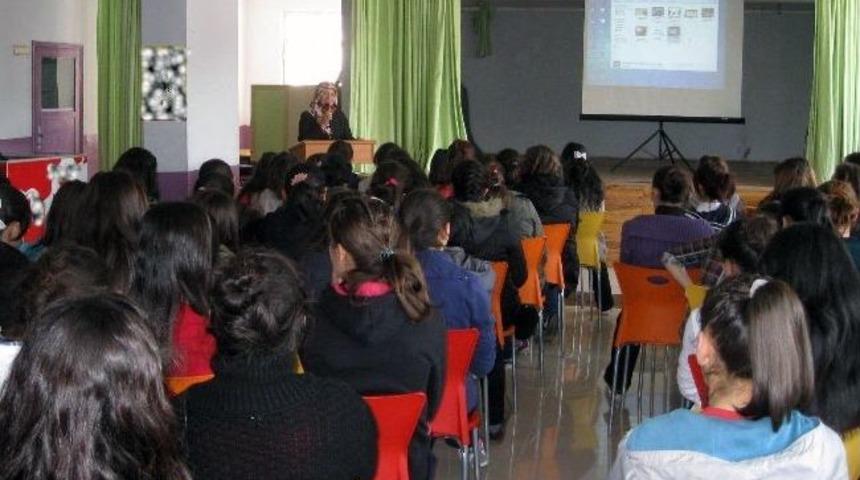 G&uuml;m&uuml;şhane&rsquo;de Kadın Din G&ouml;revlileri &Ouml;ğrencilere Seminer Verdi