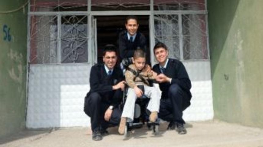 Diyadin Polisinden Engelli &Ccedil;ocuğa Tekerlekli Sandalye