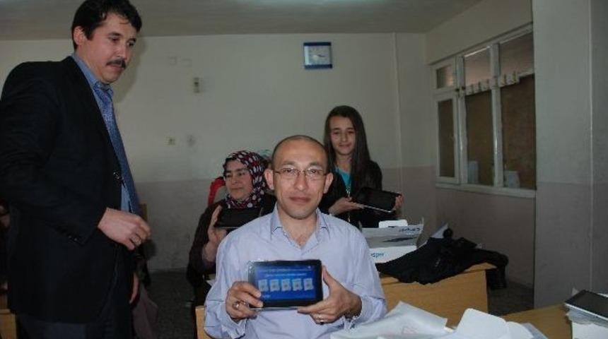 Soma K&ouml;rfez Dersanesi, &Ouml;ğrencilerine Tablet Dağıttı