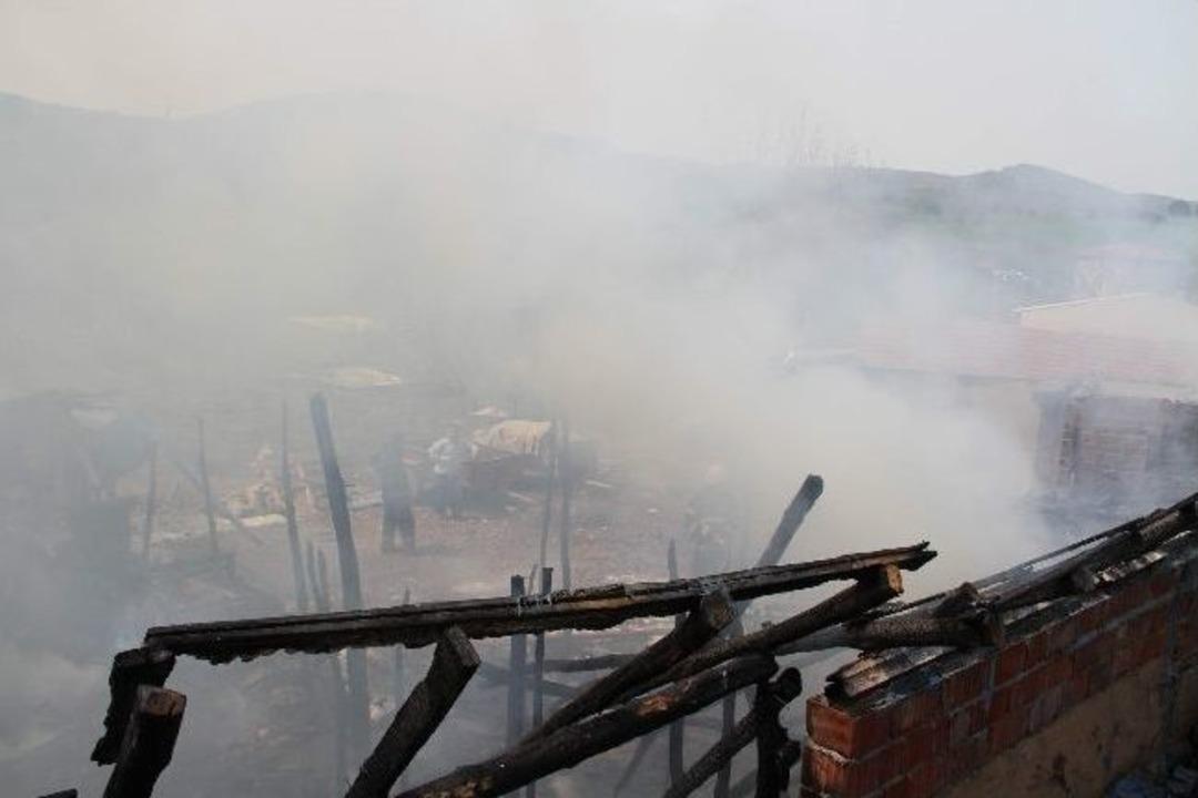 5 Kişilik Aileyi Yangından Akraba Ziyareti Kurtardı