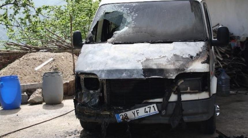 Evinin Önüne Park Halinde Yanan Minibüste Kundaklama Şüphesi