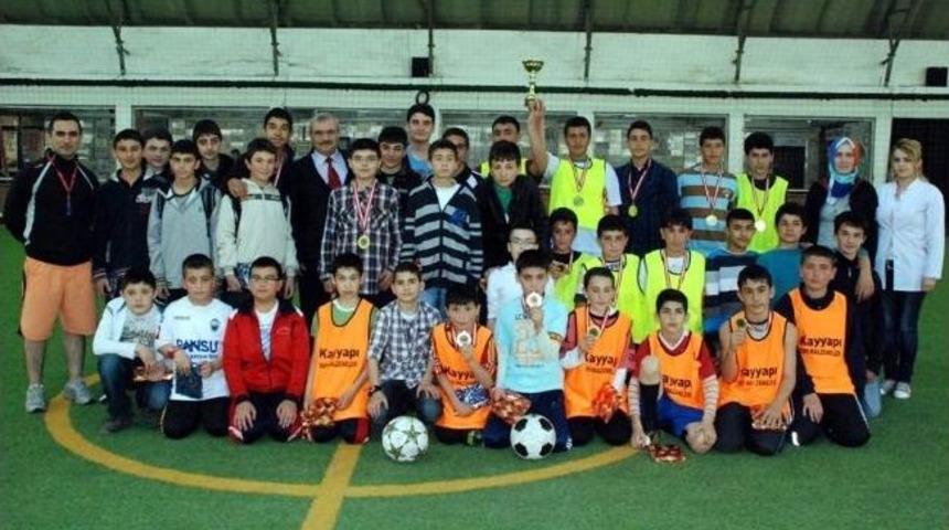 &Ccedil;ocuk Meclisi Futbol Turnuvasında Şampiyon 8-b Oldu