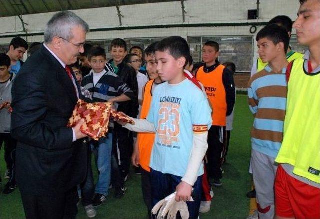 Çocuk Meclisi Futbol Turnuvasında Şampiyon 8-b Oldu