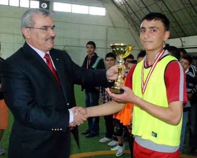 Çocuk Meclisi Futbol Turnuvasında Şampiyon 8-b Oldu