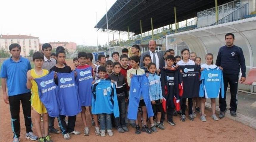 Siirtli İş Adamından Gen&ccedil; Atletlere Malzeme Desteği