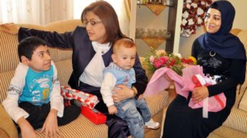 Bakan Şahin: Cam Kemik Hastası Kardeşleri Evlerinde Ziyaret Etti