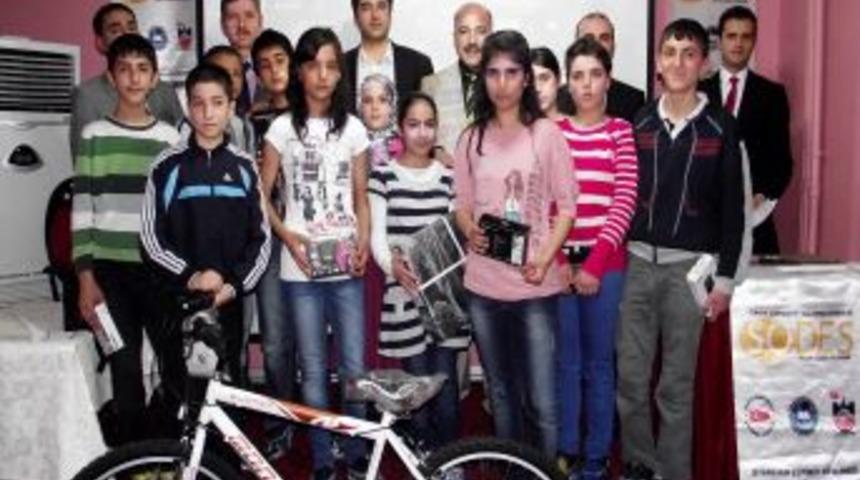 Diyarbakırlı 8 Bin Öğrenci İstiklal Şairi'nin Hayatından Sınava Girdi