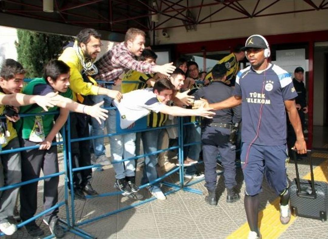 Fenerbah&ccedil;e Samsun&rsquo;da &Ccedil;i&ccedil;eklerle Karşılandı