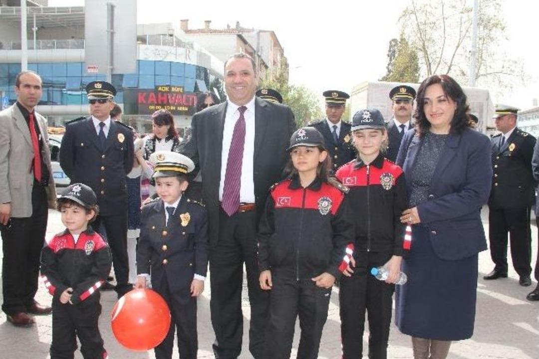 Bu Kez Polisler Y&uuml;r&uuml;d&uuml;