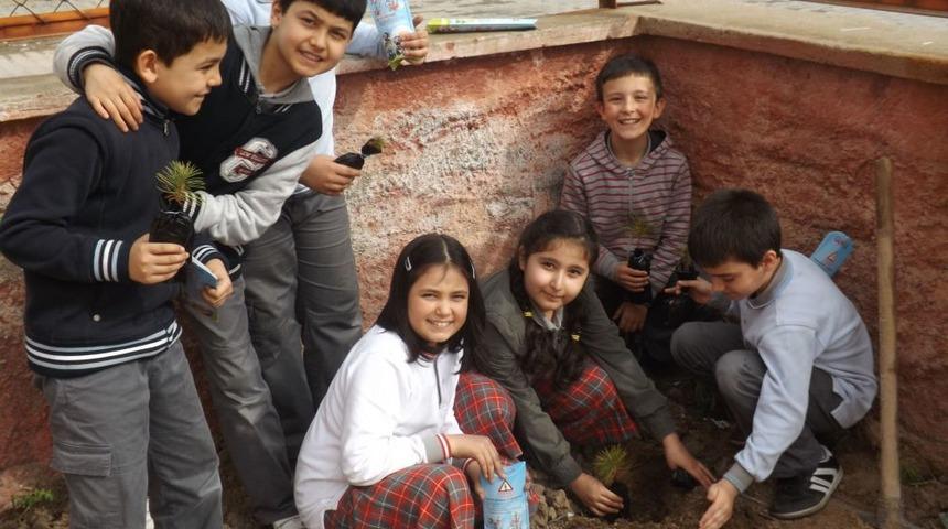 Minikler, Fidanları Toprakla Buluşturdu