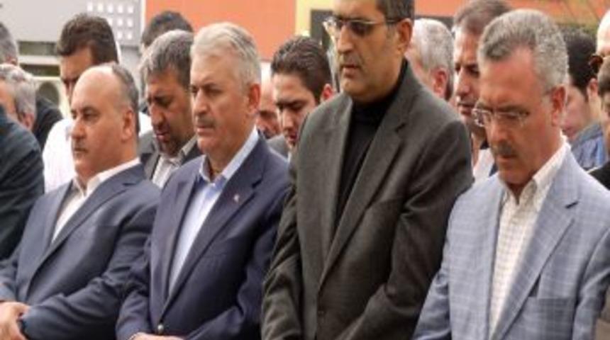 Bakan Yıldırım, Dayısının Cenazesinde Duygulu Anlar Yaşadı