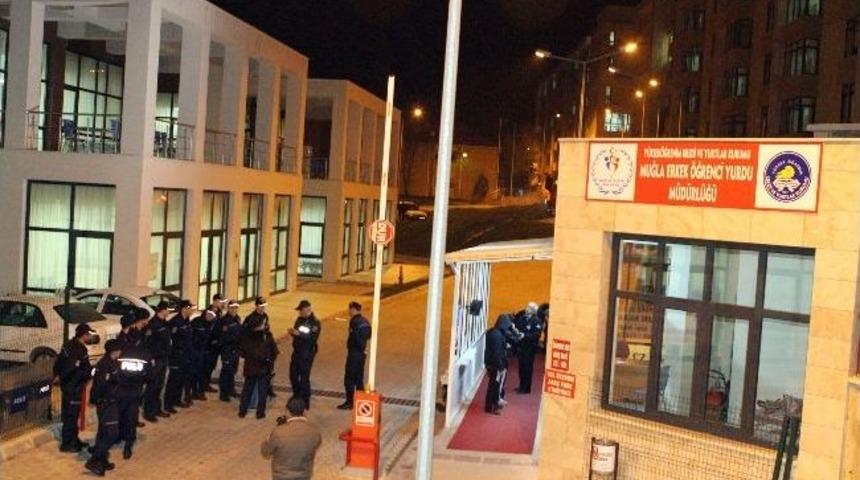 Yurt &Ouml;ğrencilerine Gece Baskınında 4 Bı&ccedil;ak Ve 1 Gaz Spreyi Bulundu