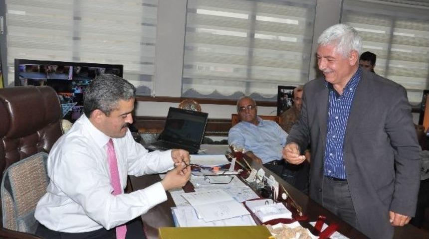 Erzurumlulardan Başkan Alıcık&rsquo;a Hediye