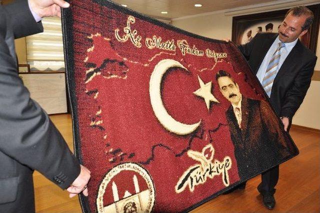 Erzurumlulardan Başkan Alıcık&rsquo;a Hediye 1