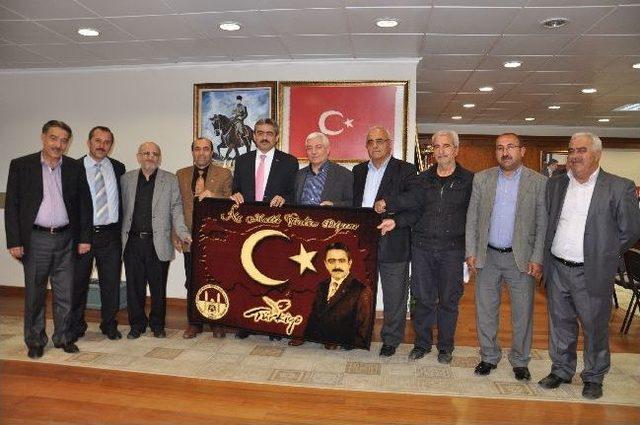 Erzurumlulardan Başkan Alıcık&rsquo;a Hediye 2